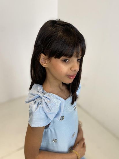 صورة فستان سماوي بفينكات جانبيه على الاكتاف أنبقة